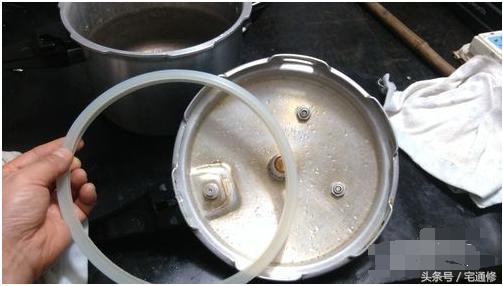 高压锅手柄处漏气维修视频,高压锅气阀顶不上去怎么回事