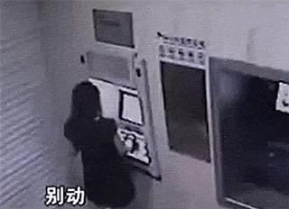 别以为站那么远就射不着你,真是浪费一桶酒