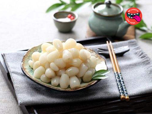 腌甜蒜用味极鲜吗,酸甜爽脆一口下去嘎嘣脆的腌糖蒜