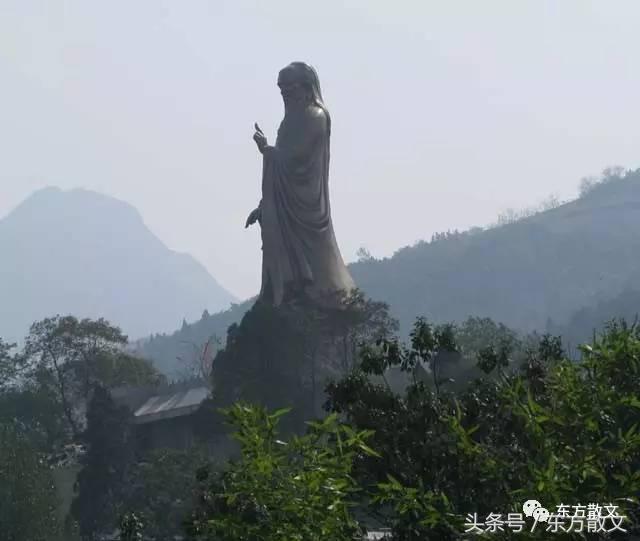 一座高耸入云的大山,雄奇的大山