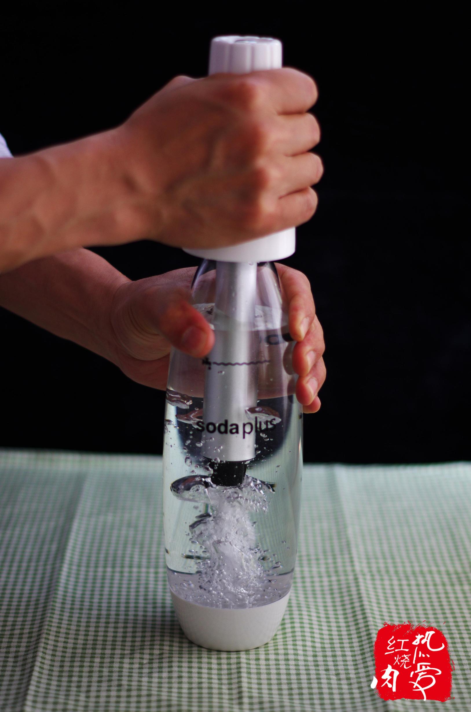 一个芒果两瓶水，就能做出比北冰洋汽水还要好喝的冰爽气泡水来！