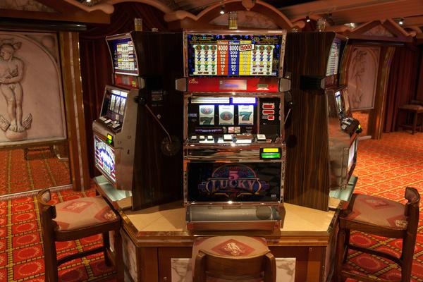 坐着豪华游轮,坐着邮轮看世界