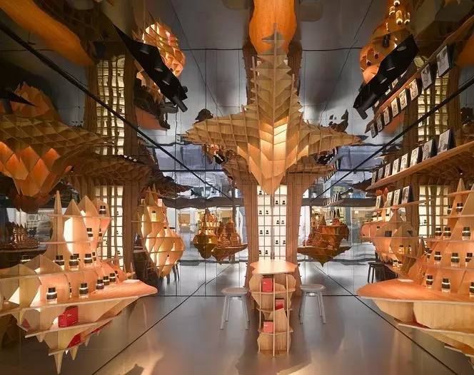 展翅腾飞的香水店