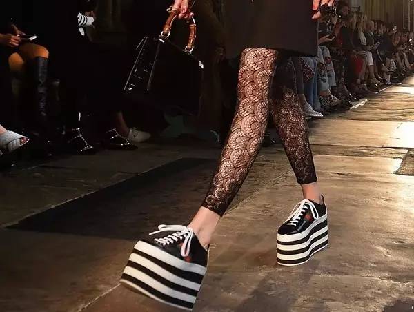 2017蛇与骨的华丽融合!古驰又承包了我下半年的钱包了!