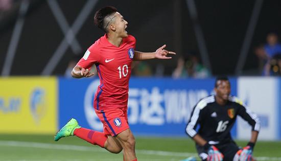 一边是青年队3连败垫底，一边是穷学生攒钱买足球，足协都干啥了