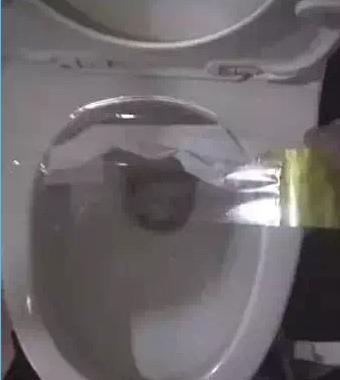 马桶被粪便堵了如何自己快速疏通,袜子把马桶堵了如何自己快速疏通