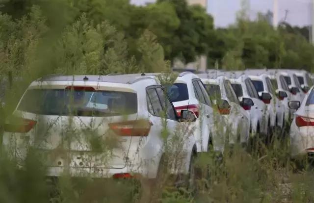 4s店销售卖一台车大概能赚多少钱,奔驰4s店卖一辆车赚多少