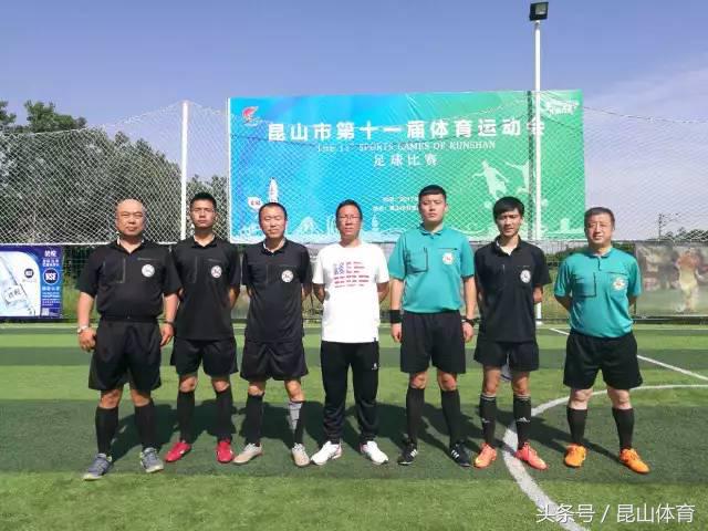 昆山体育场进行足球比赛,昆山市职工足球比赛