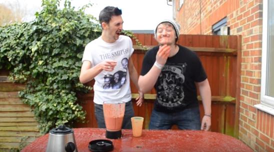 重口新高度！两男子“将活蛆搅碎后饮用”，看完我再也不想吃饭了