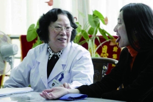 83岁的女中医皮肤红润皱纹少,护肤品竟是一桶水?