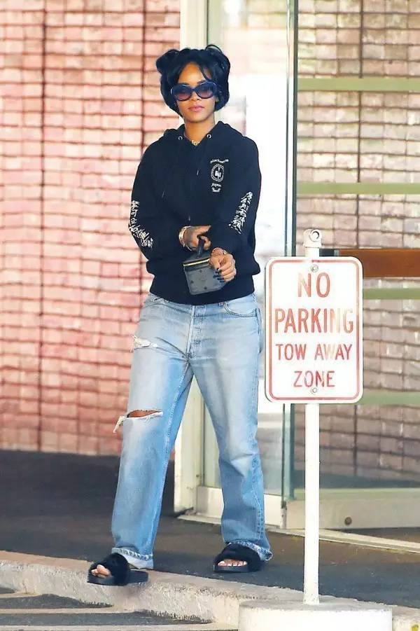 蕾哈娜新鞋,蕾哈娜的水晶鞋