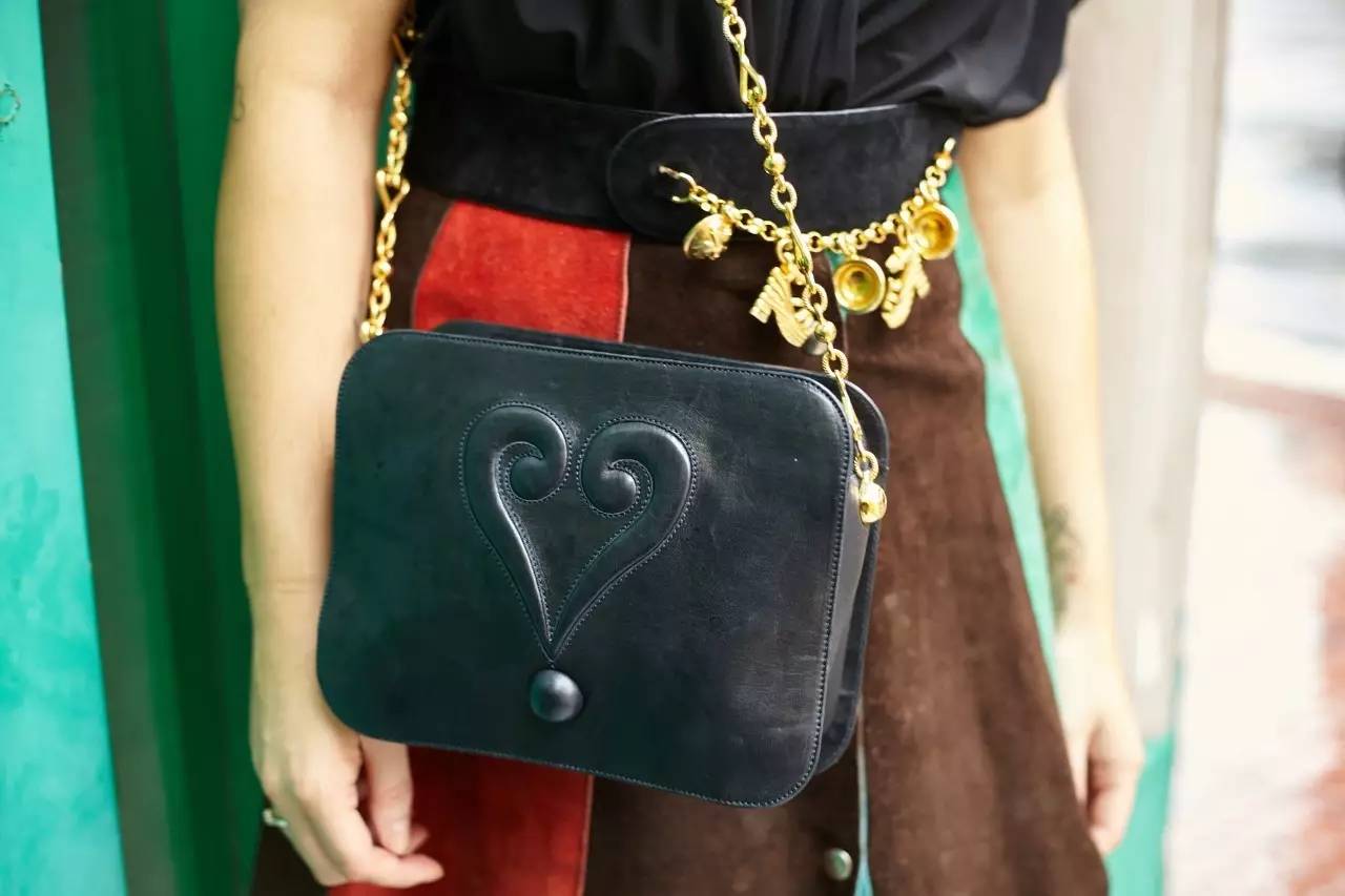 一出门就撞包，不如一个有故事的包包