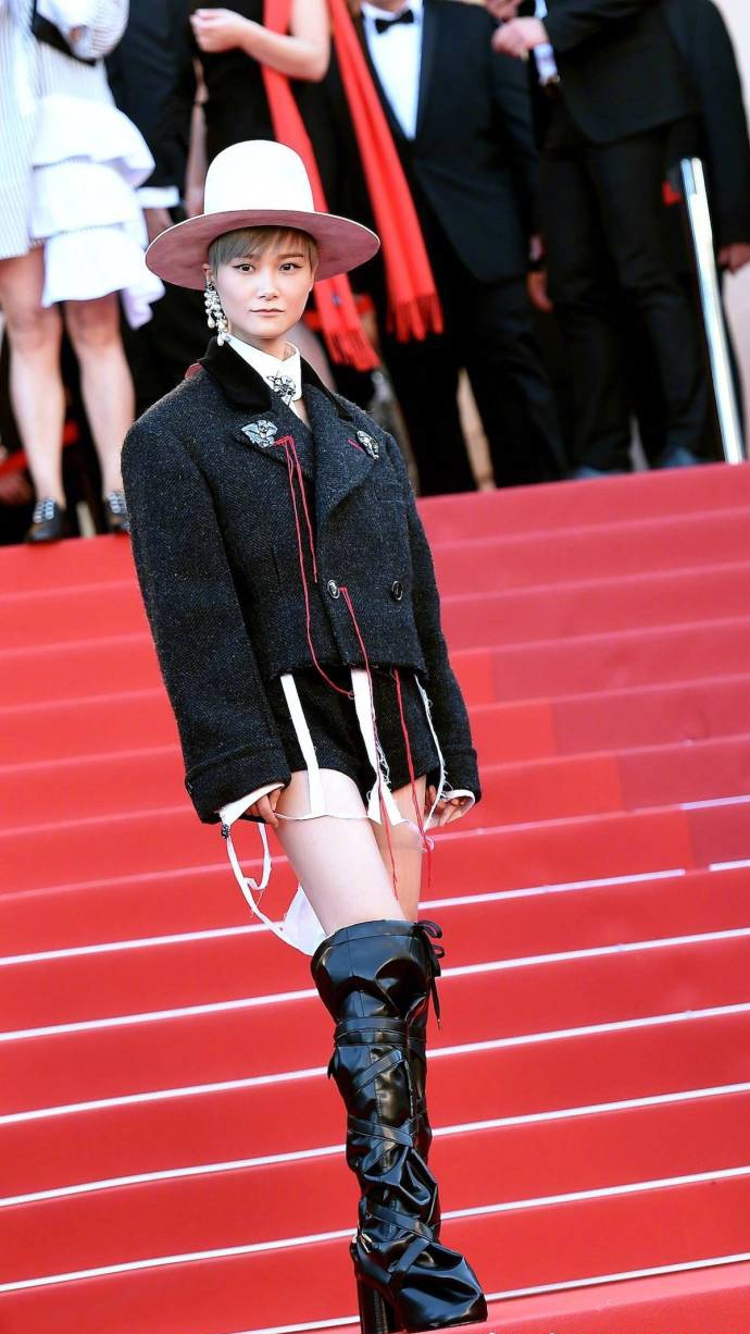 李宇春戛纳红毯秀被评为最佳着装,李宇春stop表演