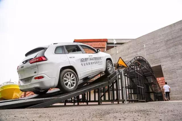 jeep自由光试驾第一视角,性价比凸显试驾国产jeep自由光