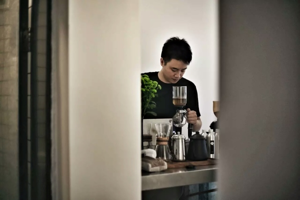 他将厦门的民宅改造成烘焙馆，每周邀请100位陌生人喝精品咖啡