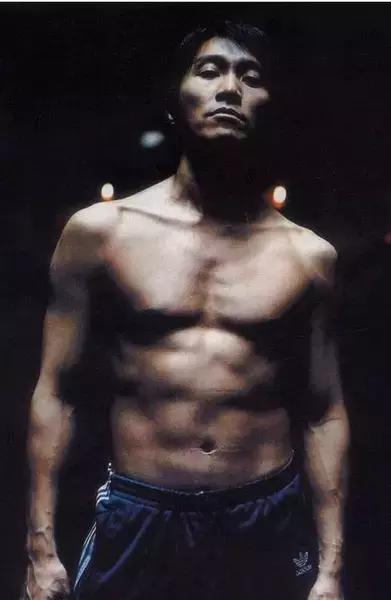 带你们看星爷年轻到老的照片,星爷年轻时图片