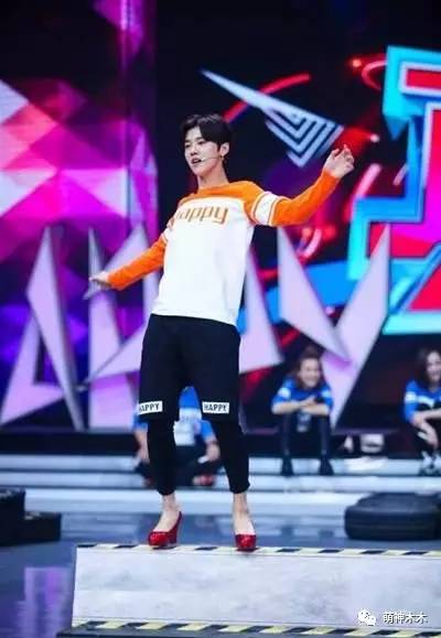 跑男团穿高跟鞋，李晨走不了路，鹿晗竟毫无违和感，美成了这样