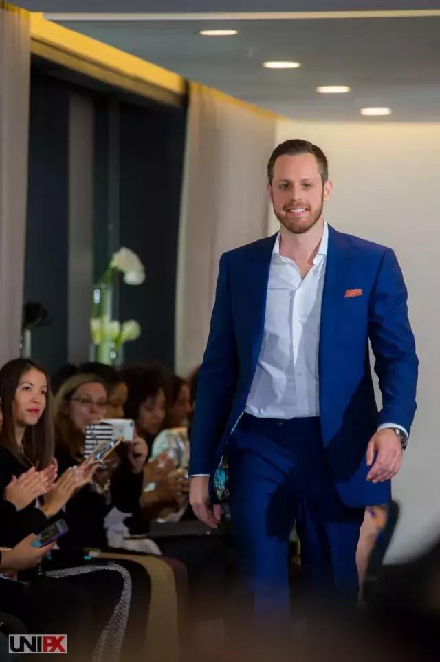 谁家的婚纱可以让你在海边举办婚礼也不怕晒黑？