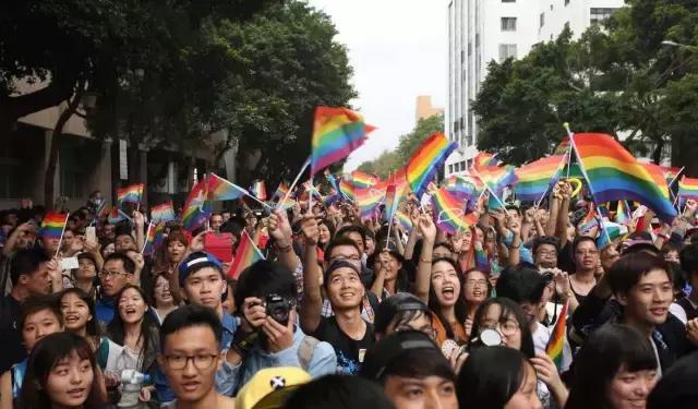 台湾同性婚姻合法化，好莱坞的LGBTQ角色却是为搞笑而存在？