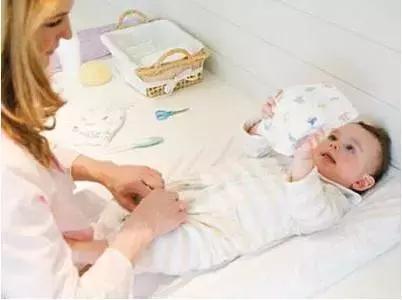 光屁股光脚丫，天热能给孩子大解放吗？