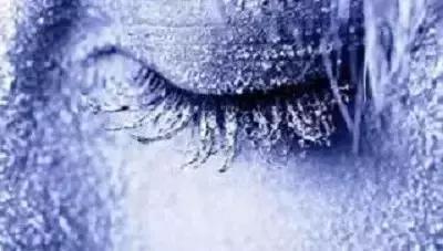 为了复活50年前的“冷冻人”，这个维修工背负了半世纪的骂名