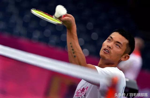 打羽毛球反手高远球打法的要领