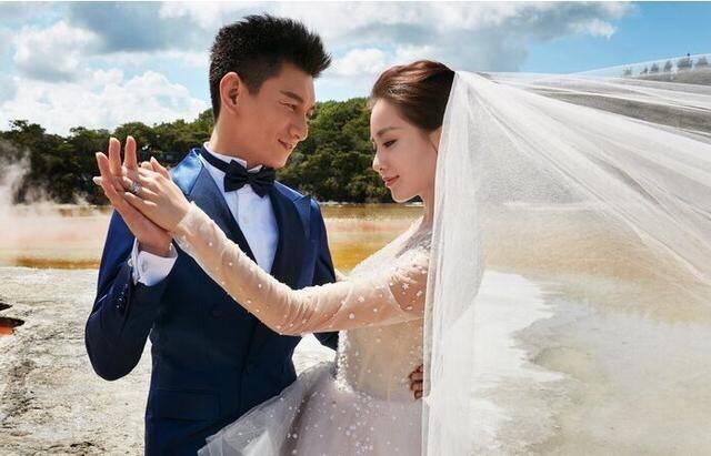 吴奇隆亲了大2岁的岳母，老丈人表情亮了