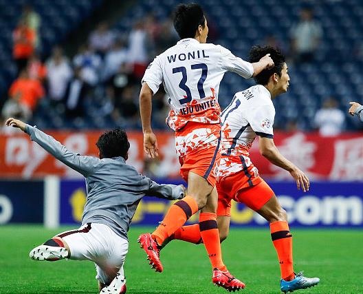 *球赌**+肘击围殴日本人！韩国球队输球又输人亚冠全军覆没