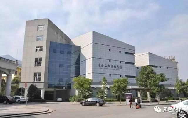 这座欧洲小城有个奇特壁画,这座中国魔幻建筑又把老外惊呆了