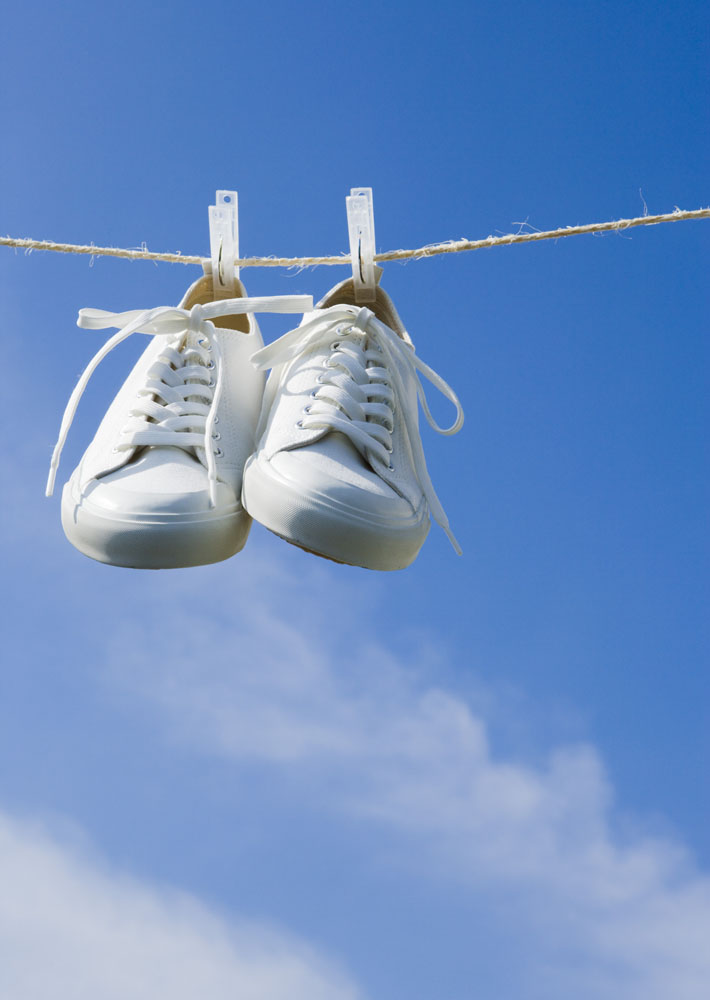 运动鞋发黄是什么原因,为什么白运动鞋晾干后会发黄