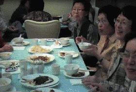 聚会，你肯定没这帮老家伙会折腾！等你老了，也这么玩