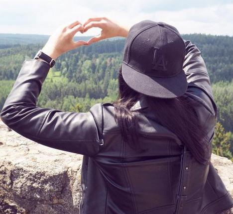 夏天适合戴的高顶棒球帽,夏季的棒球帽怎么搭出活力的感觉