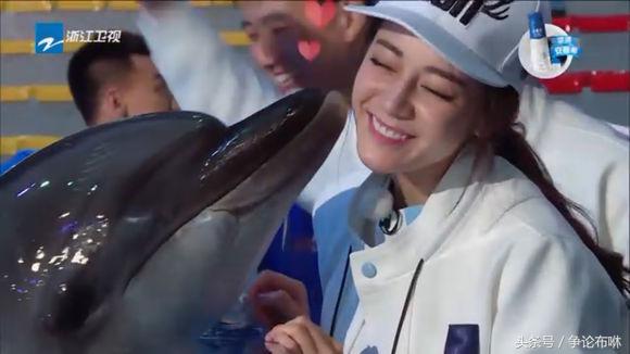 鹿晗给热巴撩头,热巴鹿晗高甜瞬间