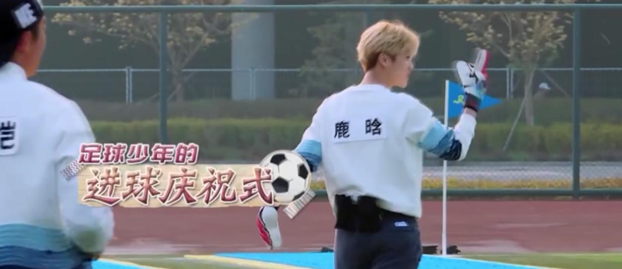 那么多路人甲阻挡不了你,鹿晗热巴对视十指相扣还撩发