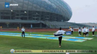 那么多路人甲都阻挡不了,鹿晗和热巴十指相扣对视