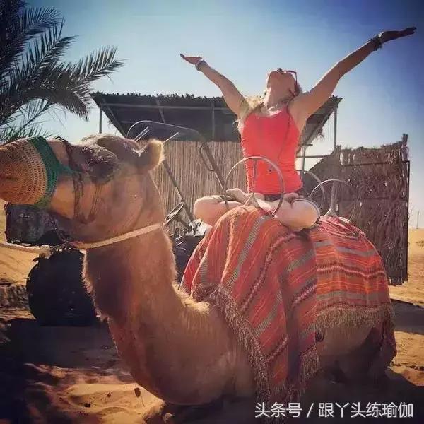 她是一名瑜伽教练英文,瑜伽老师环球旅行