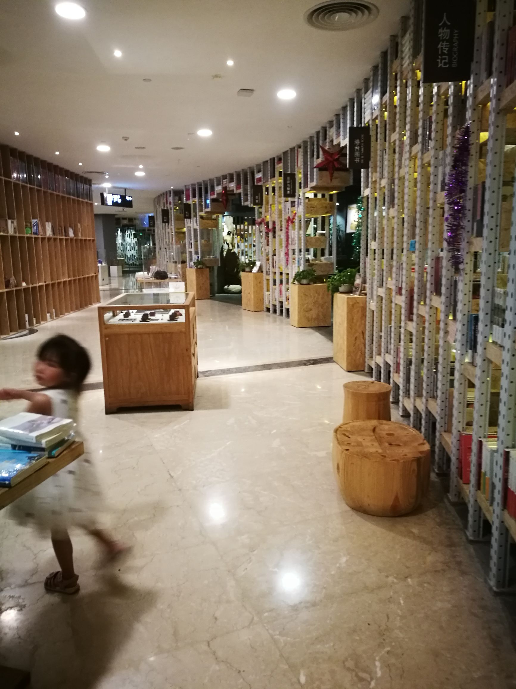 满足了对书店所有的想象,三亚小众书店推荐