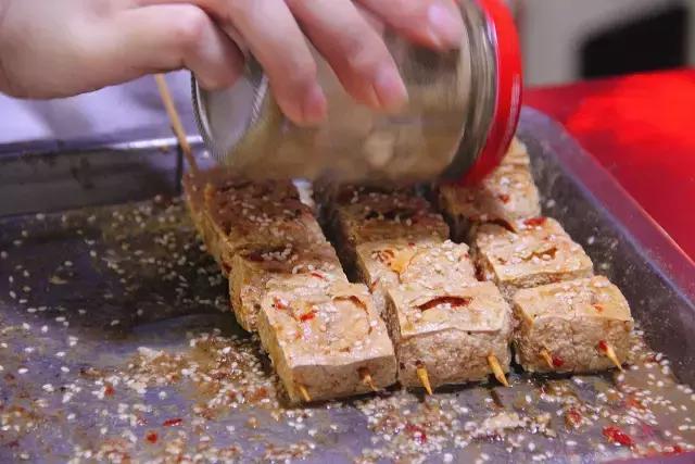 这家20年老店从一块钱的臭豆腐开始卖，如今赚了几套房