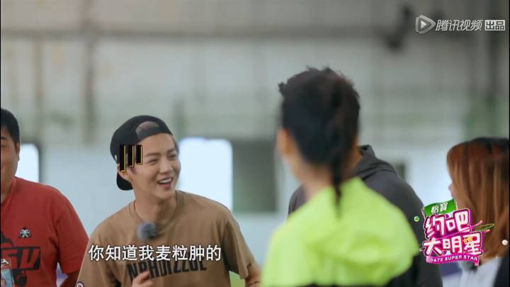 应采儿鹿晗名场面,鹿晗和应采儿比胳膊