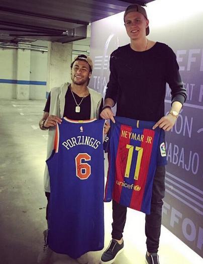 带伤也要观战欧冠，NBA球星爱足球的真多，詹皇库里是铁粉