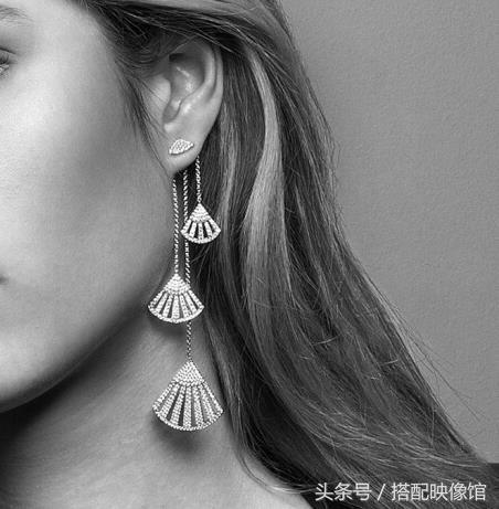 跟周冬雨学珠宝配饰搭配,周冬雨同款小众配饰