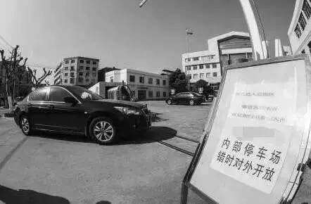 小区里乱停车挡道然后被锁了,小区里乱停车导致道路窄怎么举报