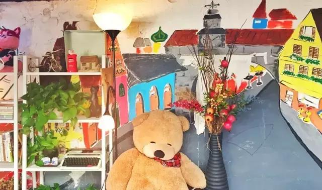 一对夫妻一墙之隔开两家咖啡店，上演的不是相爱相杀，而是了解