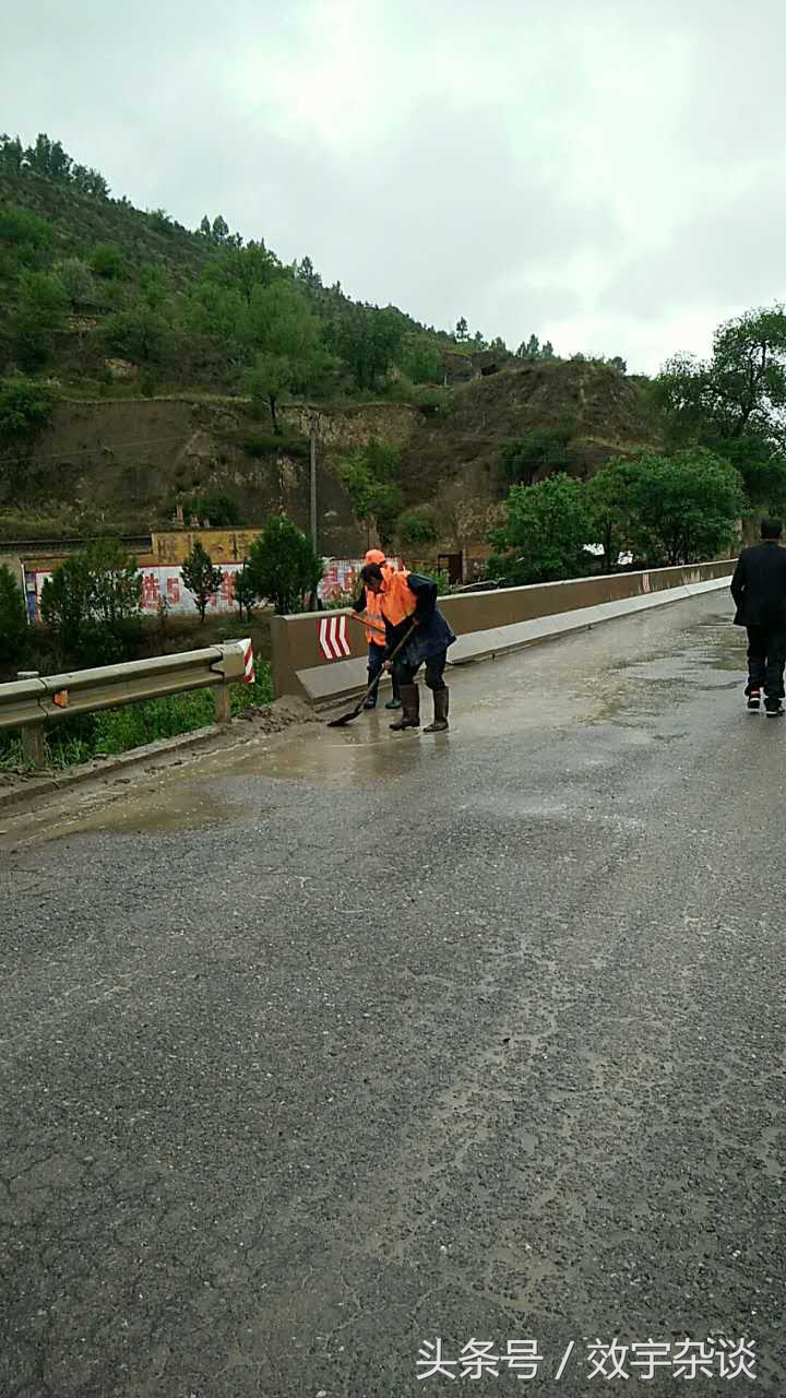 定邊公路管理段各養護道班排除路面積水