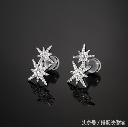 跟周冬雨学珠宝配饰搭配,周冬雨同款小众配饰