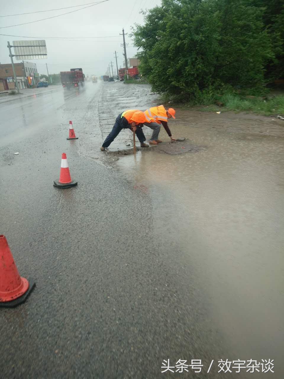 定邊公路管理段各養護道班排除路面積水