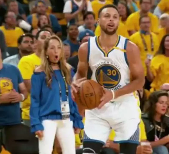 库里拜佛戏耍詹姆斯惹争议，球迷不干了：你球瞎子都看得二运了