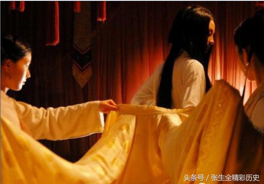 妃子想被封为皇后，先让皇帝喝醉，宽衣前再让皇帝做了一事