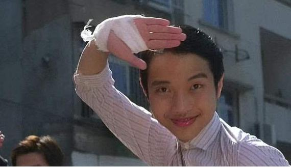 少林足球里星爷把球踢上天的片段,少林足球周星驰踢出最后一球