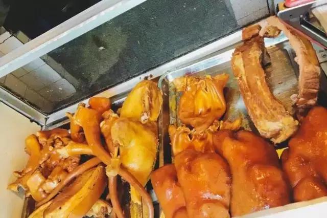 成都的夏夜，就适合穿起拖板儿鞋，整点卤菜，来盘冷啖杯！